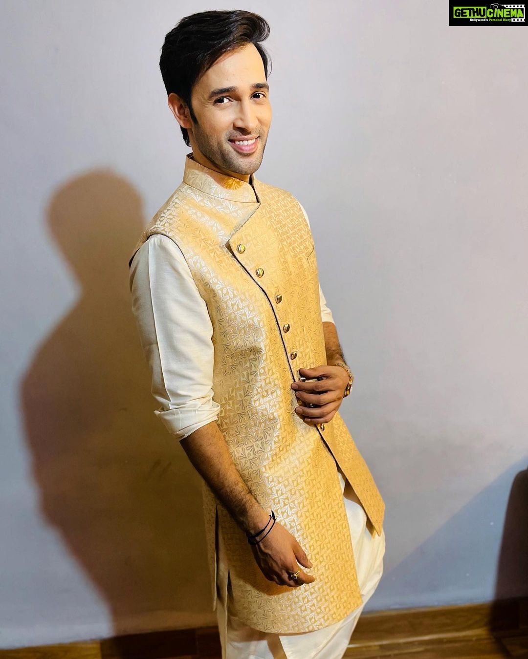 Karan Sharma Instagram - Happy Wali Diwali 🪔 sabko 🎉🤗🥰 #diwalivibes . . . Outfit: @dressageinc Sourcing Management: @gideonalliance @reemabhaduri Brand Collab @dharmishthadagia