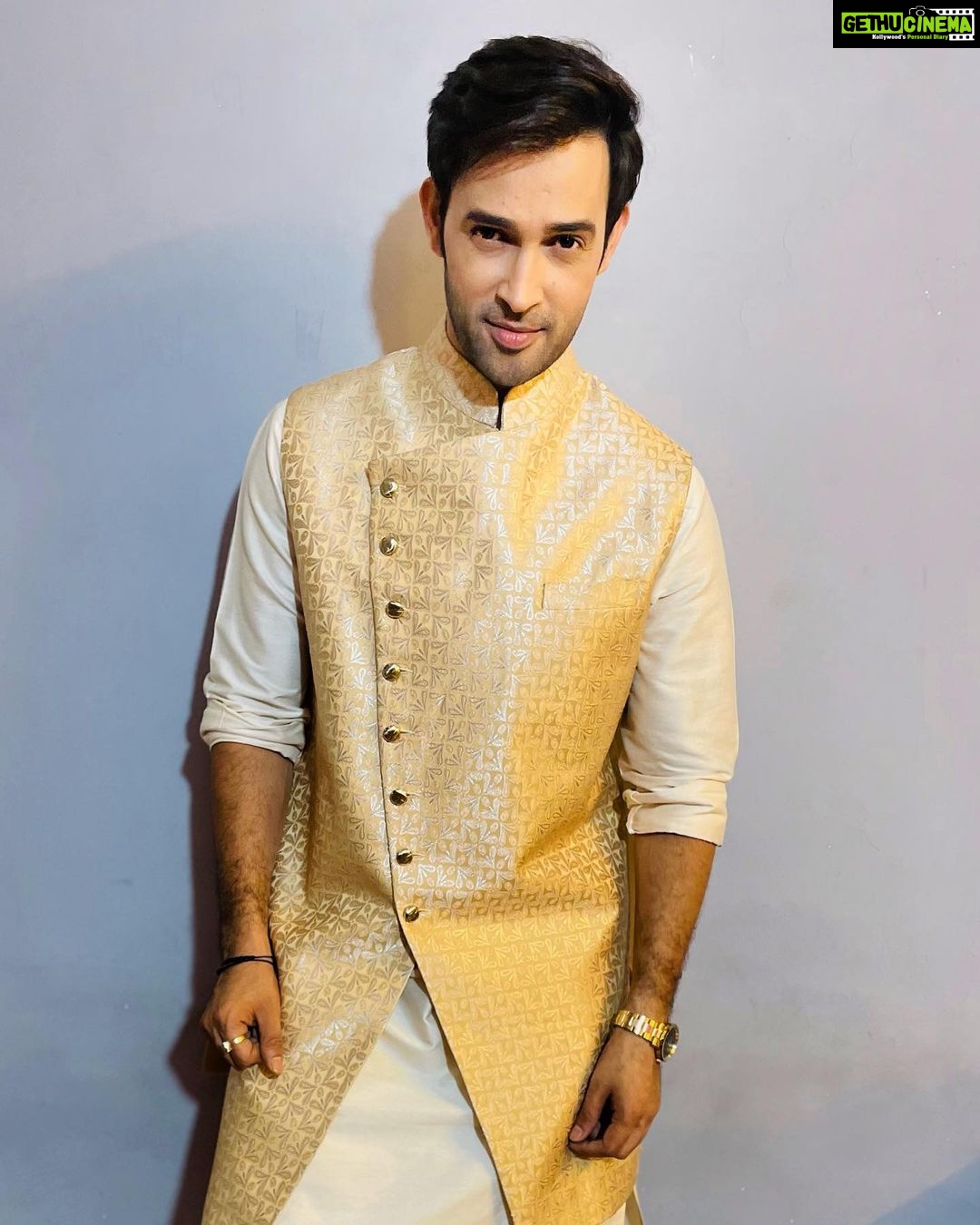 Karan Sharma Instagram - Happy Wali Diwali 🪔 sabko 🎉🤗🥰 #diwalivibes . . . Outfit: @dressageinc Sourcing Management: @gideonalliance @reemabhaduri Brand Collab @dharmishthadagia