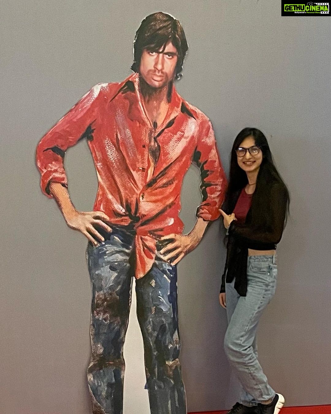 Karan Sharma Instagram - What an awesome evening it was to watch 1982 film Namak Halaal on BIG SCREEN 🥹😍… LOVE YOU @amitabhbachchan SIR … you are incredible ! #happybirthday #amitabhbachchan #karansharma