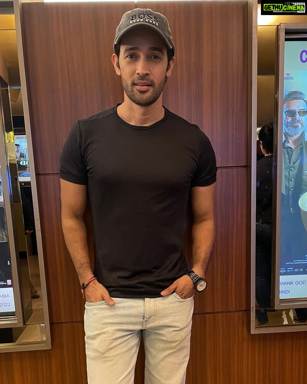 Karan Sharma Instagram - What an awesome evening it was to watch 1982 film Namak Halaal on BIG SCREEN 🥹😍… LOVE YOU @amitabhbachchan SIR … you are incredible ! #happybirthday #amitabhbachchan #karansharma