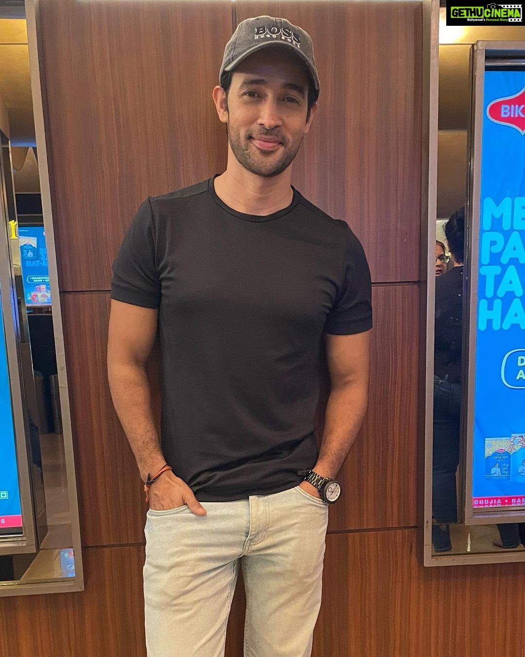 Karan Sharma Instagram - What an awesome evening it was to watch 1982 film Namak Halaal on BIG SCREEN 🥹😍… LOVE YOU @amitabhbachchan SIR … you are incredible ! #happybirthday #amitabhbachchan #karansharma
