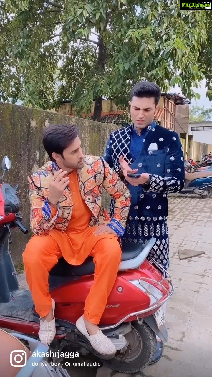 Karan Sharma Instagram - Woh toh theek hai lekin kharab phone ka kya? π€₯π€ . . . . #sasuralsimarka2 #ssk2 #colorstv #vivaan #gagan #karansharma #akashjagga #funnyvideos #reels #instagram #instagramreels #trendingreels #viral #trending #bhfyp