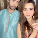 Karan Sharma Instagram - 😂😂 sorry @karansharmaa_official . #AshiSingh #AshiSinghReels #FunnyReel
