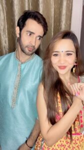 Karan Sharma Instagram - 😂😂 sorry @karansharmaa_official . #AshiSingh #AshiSinghReels #FunnyReel
