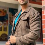 Karan Sharma Instagram - When you see her for the first time ❤️ #reels #karansharma #explorepage #trendingreels #trending #romantic #song #pehlipehlibaarmohabbatkihai