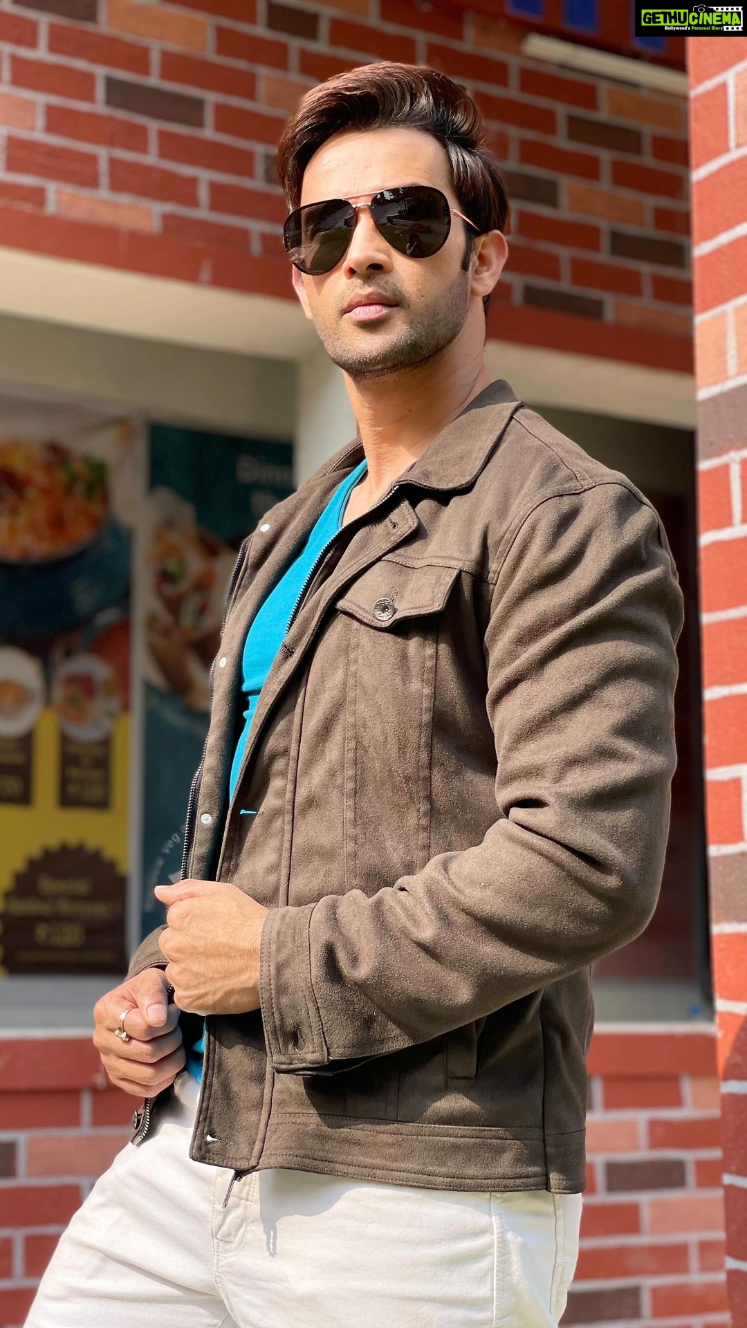 Karan Sharma Instagram - When you see her for the first time ❤️ #reels #karansharma #explorepage #trendingreels #trending #romantic #song #pehlipehlibaarmohabbatkihai