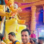 Karan Sharma Instagram - Aaj Lalbaugcha Raja ke Darshan pake bahut sukunon mila 🙏🥰 @lalbaugcharaja …Thank you so much Bappa for giving us this chance @paulsonthomasofficial @shivanisemwal954 @acharaya_karun 🤗🙏 ! #lalbaughcharaja #karansharma #blessings लालबागचा राजा सार्वजनिक गणेशोत्सव मंडळ