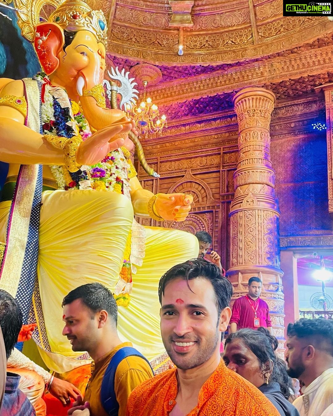 Karan Sharma Instagram - Aaj Lalbaugcha Raja ke Darshan pake bahut sukunon mila 🙏🥰 @lalbaugcharaja …Thank you so much Bappa for giving us this chance @paulsonthomasofficial @shivanisemwal954 @acharaya_karun 🤗🙏 ! #lalbaughcharaja #karansharma #blessings लालबागचा राजा सार्वजनिक गणेशोत्सव मंडळ