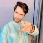 Karan Sharma Instagram - Ye lo trend ke sath kuch try karte hai 🔫 😎 #instareels #karansharma #gunshots