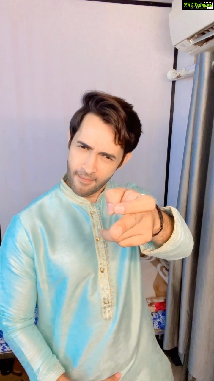 Karan Sharma Instagram - Ye lo trend ke sath kuch try karte hai 🔫 😎 #instareels #karansharma #gunshots