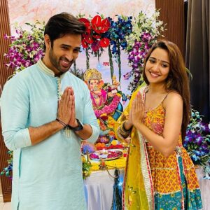 Karan Sharma Instagram - Ashiiii ke Ghar pe Bappa ke bahut pyaare Darshan huwe 🙏 our bahut sari gap sap bhi huwi 😬😍… @i_ashisinghh . May Bappa Bless you and your family with lots of Happiness and success Ashi ! 🙏