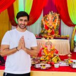 Karan Sharma Instagram - Happy Ganesh Chaturthi to all 🙏🥰🌹🤗- Ganpati Bappa Moriya 🙏🙏 #happyganeshchaturthi #karansharma #festival #india