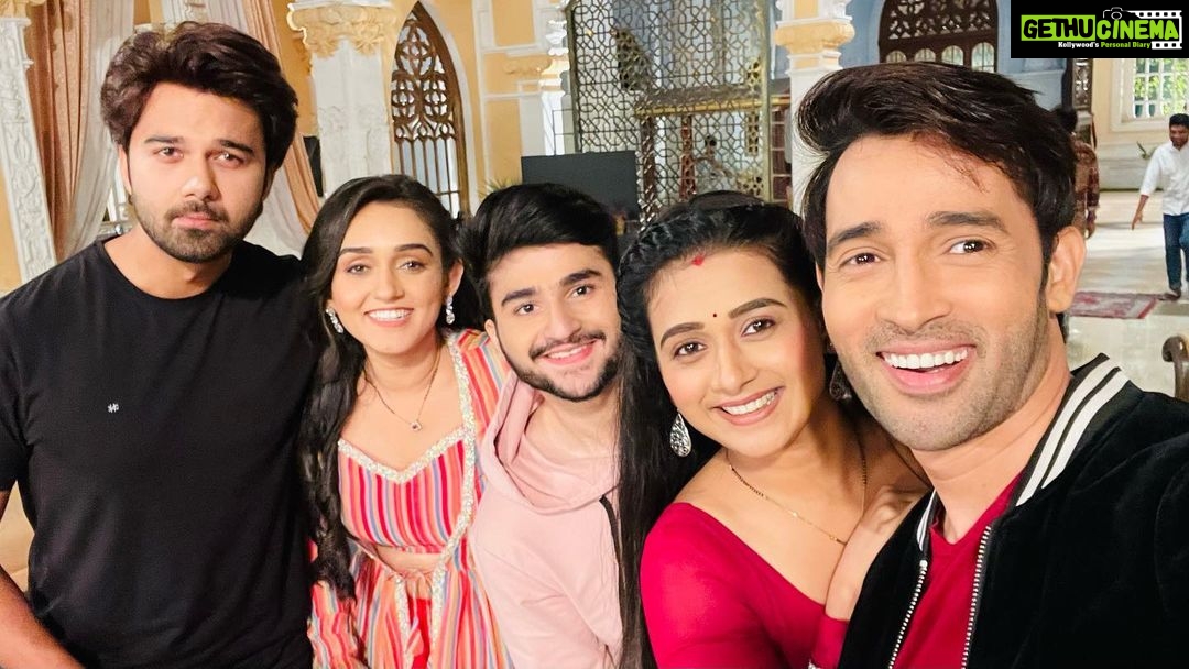 Karan Sharma Instagram - Happy Friendship day to all from team #sasuralsimarka2 🤗🥰@tanyasharma27 @avinashmukherjee_ @radhikamuthukumar_official @rakshit_wahi_official … And keep watching us only on @colorstv ☺️! Mumbai, Maharashtra