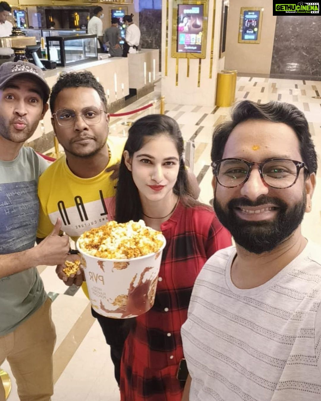Karan Sharma Instagram - Finally got time to watch this beautiful film #middleclasslove . Superb performances by all actors , specially by our @eishasingh 👌😍 . #movietime #middleclasslove .