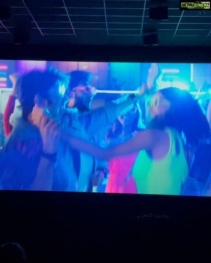 Karan Sharma Instagram - Finally got time to watch this beautiful film #middleclasslove . Superb performances by all actors , specially by our @eishasingh 👌😍 . #movietime #middleclasslove .