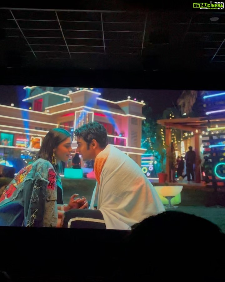 Karan Sharma Instagram - Finally got time to watch this beautiful film #middleclasslove . Superb performances by all actors , specially by our @eishasingh 👌😍 . #movietime #middleclasslove .
