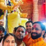 Karan Sharma Instagram - Aaj Lalbaugcha Raja ke Darshan pake bahut sukunon mila 🙏🥰 @lalbaugcharaja …Thank you so much Bappa for giving us this chance @paulsonthomasofficial @shivanisemwal954 @acharaya_karun 🤗🙏 ! #lalbaughcharaja #karansharma #blessings लालबागचा राजा सार्वजनिक गणेशोत्सव मंडळ