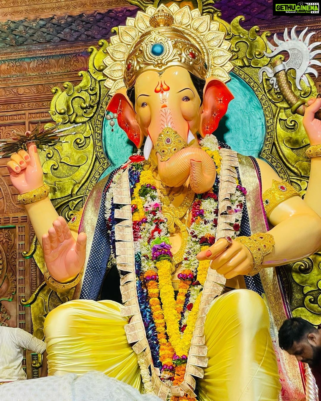 Karan Sharma Instagram - Aaj Lalbaugcha Raja ke Darshan pake bahut sukunon mila 🙏🥰 @lalbaugcharaja …Thank you so much Bappa for giving us this chance @paulsonthomasofficial @shivanisemwal954 @acharaya_karun 🤗🙏 ! #lalbaughcharaja #karansharma #blessings लालबागचा राजा सार्वजनिक गणेशोत्सव मंडळ