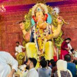 Karan Sharma Instagram - Aaj Lalbaugcha Raja ke Darshan pake bahut sukunon mila 🙏🥰 @lalbaugcharaja …Thank you so much Bappa for giving us this chance @paulsonthomasofficial @shivanisemwal954 @acharaya_karun 🤗🙏 ! #lalbaughcharaja #karansharma #blessings लालबागचा राजा सार्वजनिक गणेशोत्सव मंडळ