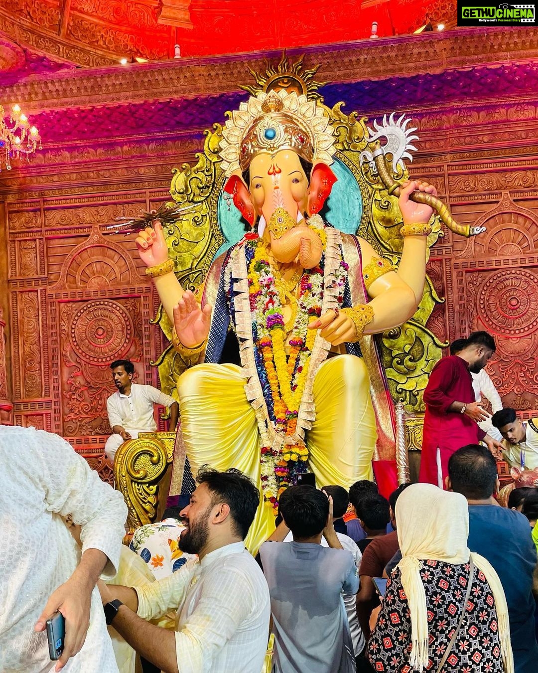Karan Sharma Instagram - Aaj Lalbaugcha Raja ke Darshan pake bahut sukunon mila 🙏🥰 @lalbaugcharaja …Thank you so much Bappa for giving us this chance @paulsonthomasofficial @shivanisemwal954 @acharaya_karun 🤗🙏 ! #lalbaughcharaja #karansharma #blessings लालबागचा राजा सार्वजनिक गणेशोत्सव मंडळ