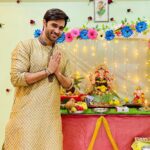 Karan Sharma Instagram - Different people but same vibes that’s Love and affection. It’s all due to Bappa . May Bappa bless you and your family @karankhandelwal @i_ashisinghh @abhishekkumar1678 @kashhish @09__vandan__10 @shivanisemwal954 @acharaya_karun 🥰🤗🙏 #ganeshchaturthi #family #friends #blessings