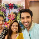 Karan Sharma Instagram - Ashiiii ke Ghar pe Bappa ke bahut pyaare Darshan huwe 🙏 our bahut sari gap sap bhi huwi 😬😍… @i_ashisinghh . May Bappa Bless you and your family with lots of Happiness and success Ashi ! 🙏
