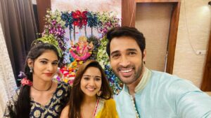 Karan Sharma Instagram - Ashiiii ke Ghar pe Bappa ke bahut pyaare Darshan huwe 🙏 our bahut sari gap sap bhi huwi 😬😍… @i_ashisinghh . May Bappa Bless you and your family with lots of Happiness and success Ashi ! 🙏