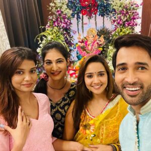 Karan Sharma Instagram - Ashiiii ke Ghar pe Bappa ke bahut pyaare Darshan huwe 🙏 our bahut sari gap sap bhi huwi 😬😍… @i_ashisinghh . May Bappa Bless you and your family with lots of Happiness and success Ashi ! 🙏