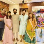 Karan Sharma Instagram - Ashiiii ke Ghar pe Bappa ke bahut pyaare Darshan huwe 🙏 our bahut sari gap sap bhi huwi 😬😍… @i_ashisinghh . May Bappa Bless you and your family with lots of Happiness and success Ashi ! 🙏