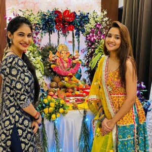 Karan Sharma Instagram - Ashiiii ke Ghar pe Bappa ke bahut pyaare Darshan huwe 🙏 our bahut sari gap sap bhi huwi 😬😍… @i_ashisinghh . May Bappa Bless you and your family with lots of Happiness and success Ashi ! 🙏