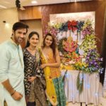 Karan Sharma Instagram - Ashiiii ke Ghar pe Bappa ke bahut pyaare Darshan huwe 🙏 our bahut sari gap sap bhi huwi 😬😍… @i_ashisinghh . May Bappa Bless you and your family with lots of Happiness and success Ashi ! 🙏