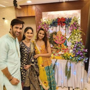 Karan Sharma Instagram - Ashiiii ke Ghar pe Bappa ke bahut pyaare Darshan huwe 🙏 our bahut sari gap sap bhi huwi 😬😍… @i_ashisinghh . May Bappa Bless you and your family with lots of Happiness and success Ashi ! 🙏