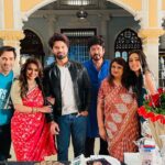 Karan Sharma Instagram - On set birthday celebration 🎉- Happy wala Birthday handsome boy - @avinashmukherjee_ - have a fantastic year ahead brother.. Keep growing- keep Shining 🤗🥰 ! #happybirthday #avinashmukherjee #karansharma #tanyasharma #sasuralsimarka2 #onset