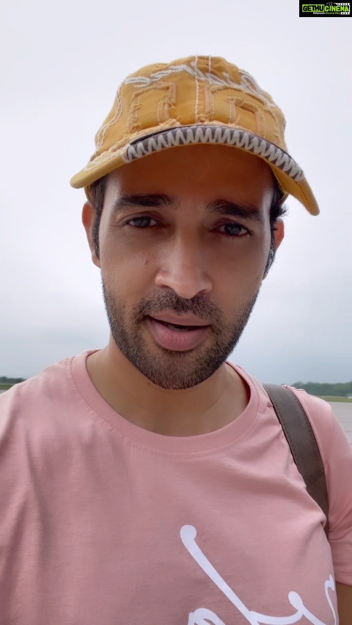 Karan Sharma Instagram - π€£π€£In Rishte daro ki wajah se hum kuch kharid hi nahin pate π
ππ . #karansharma #boing737 #flight #airoplane #fun #comedy