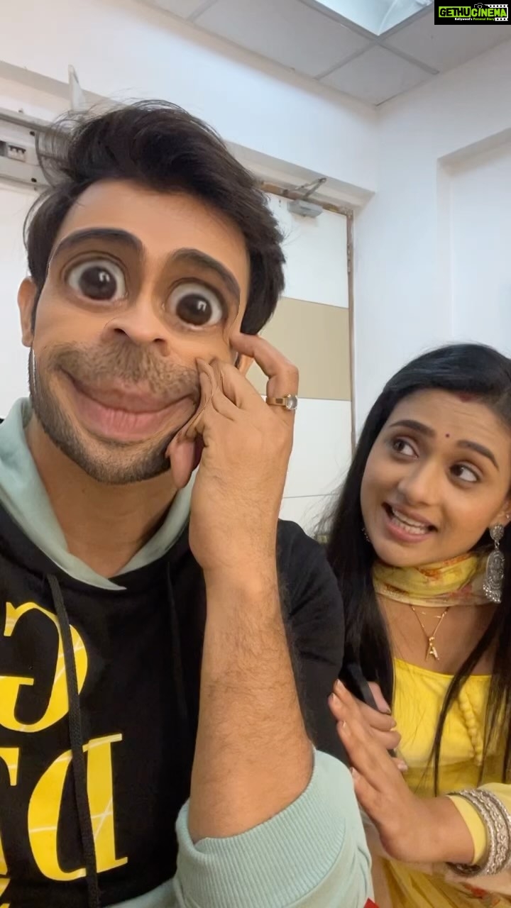 Karan Sharma Instagram - Bhabi ne kaha hasta raha kar 🤓😂 @radhikamuthukumar_official #sasuralsimarka2 #simar #vivaan #comedy #reels