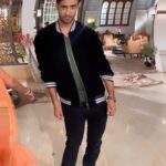 Karan Sharma Instagram - When you are standing but your heart is 🕺🤓🙏😂 .. don’t miss the ending ..😂.. #fun #reels #karansharma #dance . . VC @rakshit_wahi_official 😎