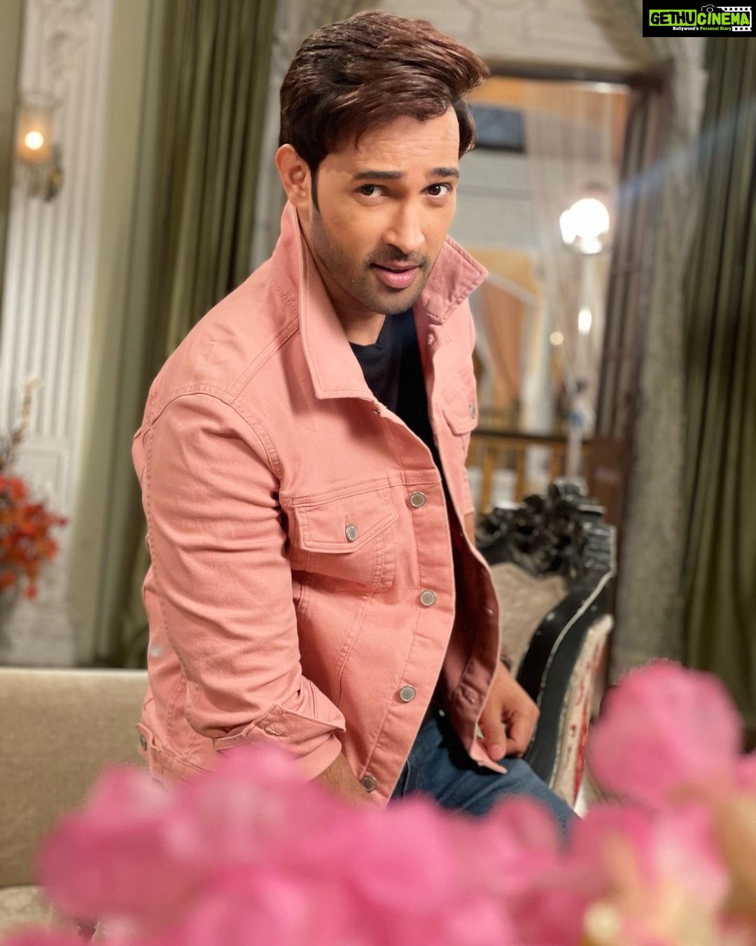 Karan Sharma Instagram - flowers 🌸 in foreground waah waah .. Guess the name of Photographer? 🤔😃 #karansharma #vivaan #sasuralsimarka2