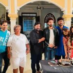 Karan Sharma Instagram - On set birthday celebration 🎉- Happy wala Birthday handsome boy - @avinashmukherjee_ - have a fantastic year ahead brother.. Keep growing- keep Shining 🤗🥰 ! #happybirthday #avinashmukherjee #karansharma #tanyasharma #sasuralsimarka2 #onset