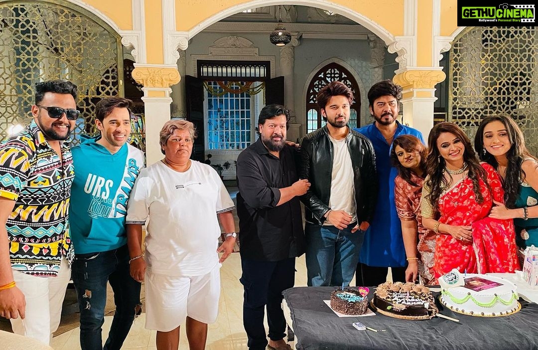 Karan Sharma Instagram - On set birthday celebration π- Happy wala Birthday handsome boy - @avinashmukherjee_ - have a fantastic year ahead brother.. Keep growing- keep Shining π€π₯° ! #happybirthday #avinashmukherjee #karansharma #tanyasharma #sasuralsimarka2 #onset