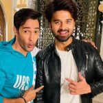 Karan Sharma Instagram - On set birthday celebration 🎉- Happy wala Birthday handsome boy - @avinashmukherjee_ - have a fantastic year ahead brother.. Keep growing- keep Shining 🤗🥰 ! #happybirthday #avinashmukherjee #karansharma #tanyasharma #sasuralsimarka2 #onset
