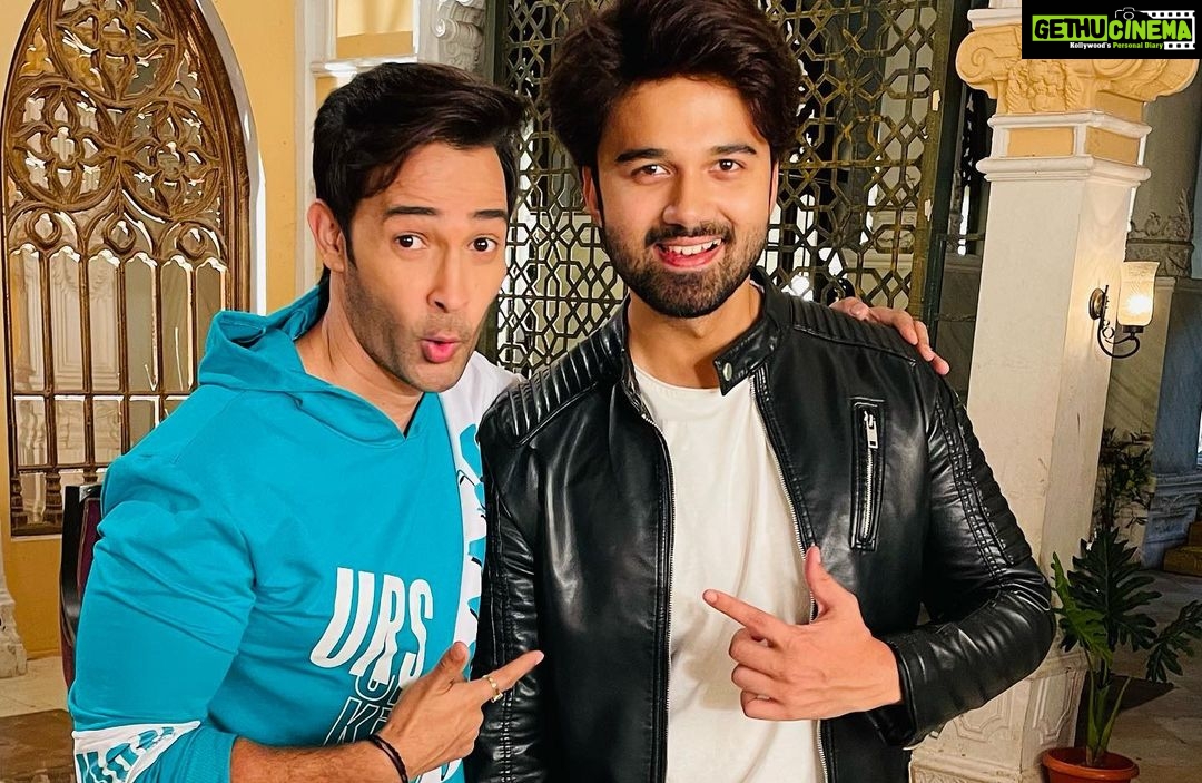 Karan Sharma Instagram - On set birthday celebration π- Happy wala Birthday handsome boy - @avinashmukherjee_ - have a fantastic year ahead brother.. Keep growing- keep Shining π€π₯° ! #happybirthday #avinashmukherjee #karansharma #tanyasharma #sasuralsimarka2 #onset