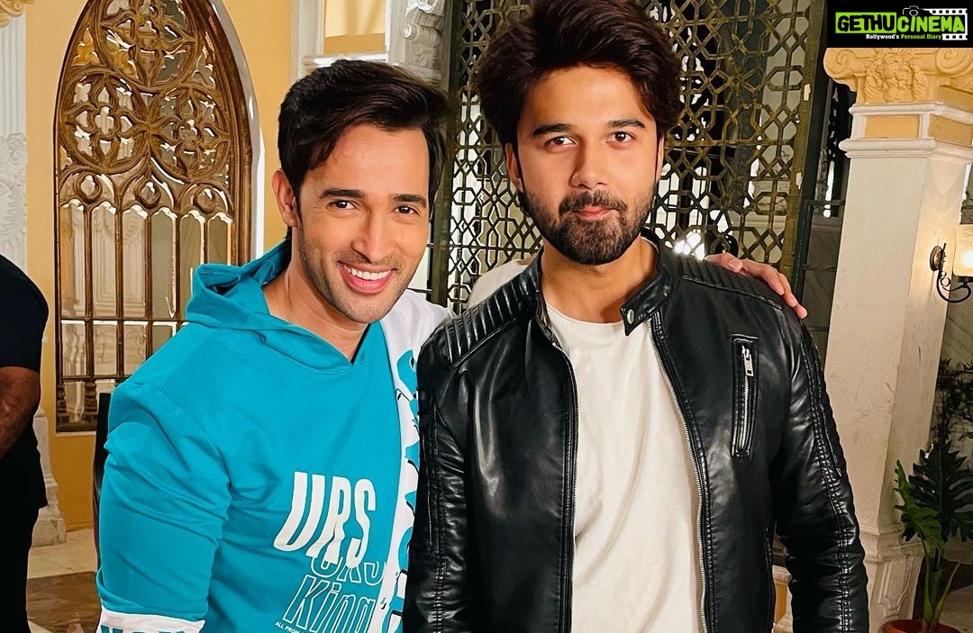 Karan Sharma Instagram - On set birthday celebration π- Happy wala Birthday handsome boy - @avinashmukherjee_ - have a fantastic year ahead brother.. Keep growing- keep Shining π€π₯° ! #happybirthday #avinashmukherjee #karansharma #tanyasharma #sasuralsimarka2 #onset