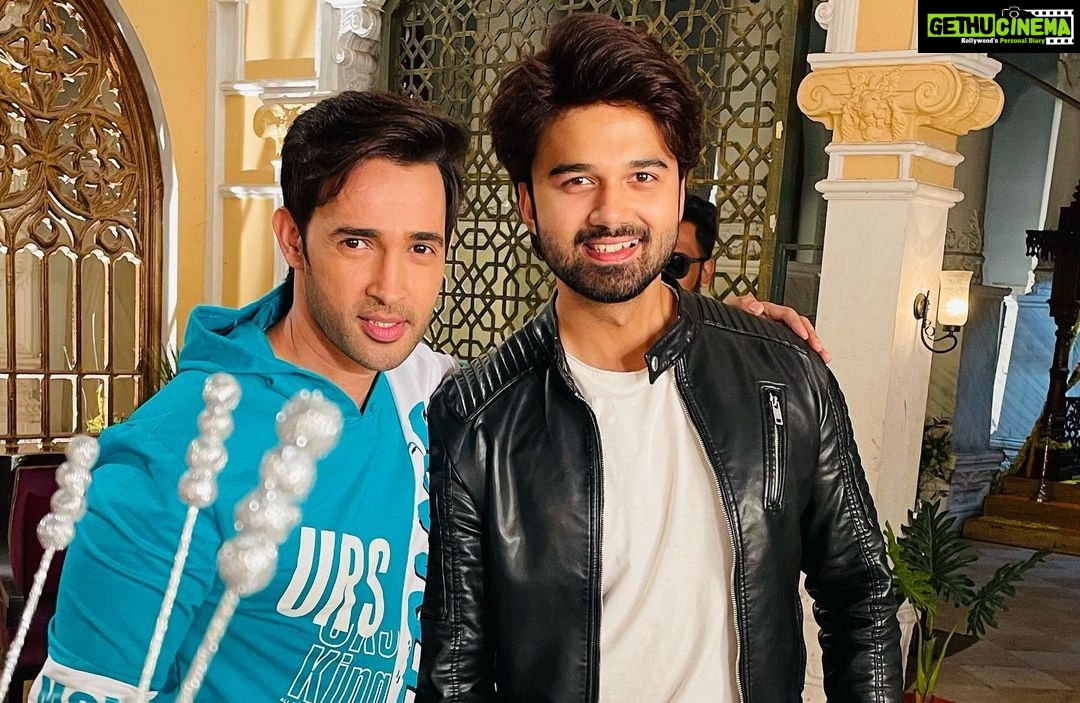 Karan Sharma Instagram - On set birthday celebration π- Happy wala Birthday handsome boy - @avinashmukherjee_ - have a fantastic year ahead brother.. Keep growing- keep Shining π€π₯° ! #happybirthday #avinashmukherjee #karansharma #tanyasharma #sasuralsimarka2 #onset