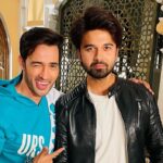 Karan Sharma Instagram - On set birthday celebration 🎉- Happy wala Birthday handsome boy - @avinashmukherjee_ - have a fantastic year ahead brother.. Keep growing- keep Shining 🤗🥰 ! #happybirthday #avinashmukherjee #karansharma #tanyasharma #sasuralsimarka2 #onset
