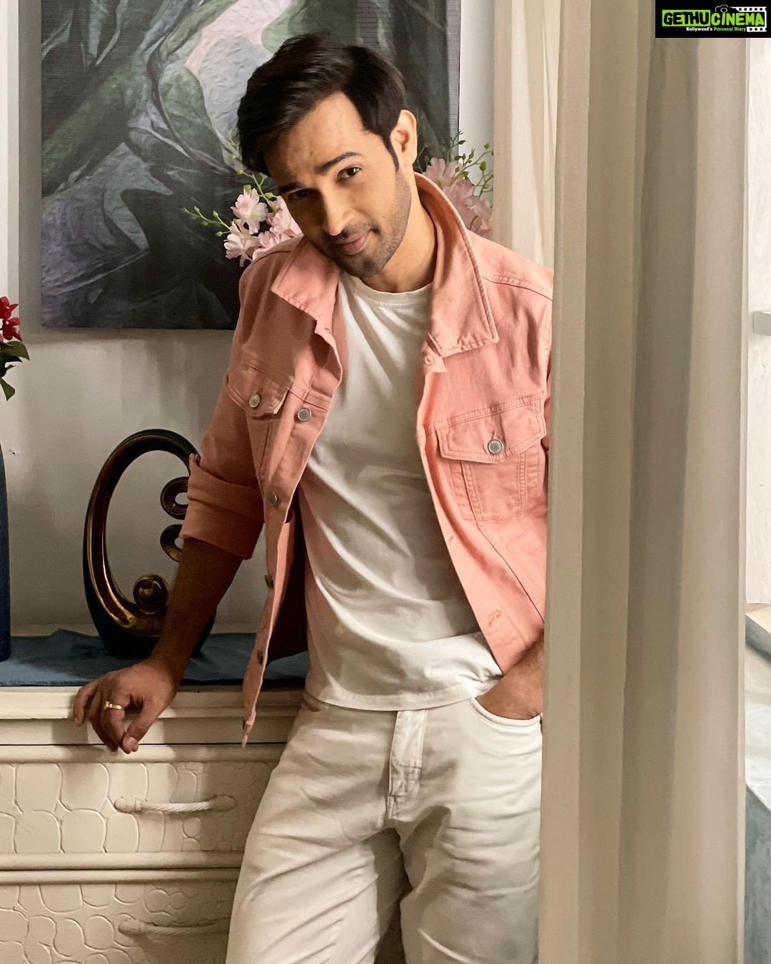 Karan Sharma Instagram - Happy social Media Day to my Instagram family 🥰🤗#happysocialmediaday #karansharma #instagram #love