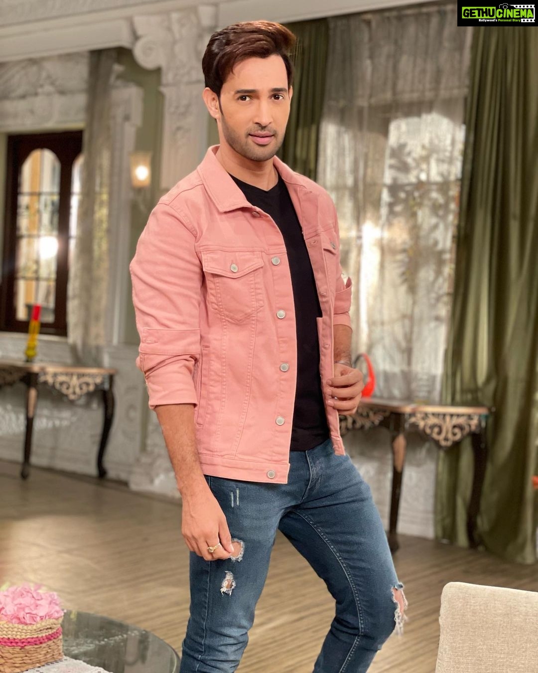 Karan Sharma Instagram - flowers 🌸 in foreground waah waah .. Guess the name of Photographer? 🤔😃 #karansharma #vivaan #sasuralsimarka2