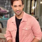 Karan Sharma Instagram - flowers 🌸 in foreground waah waah .. Guess the name of Photographer? 🤔😃 #karansharma #vivaan #sasuralsimarka2