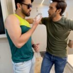 Karan Sharma Instagram - Gossip karna bhari padgya Hume 😱😱 @radhikamuthukumar_official … scaring me and @summitbhardwaj 😂😂 #karansharma #summitbhardwaj #radhikamuthukumar #sasuralsimarka2 #simar #trendingreels #horrormovies #horrorstories