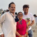 Karan Sharma Instagram - Happy Mother’s Day to all 🥰🤗.. Mother is the powerhouse of any family - which is built on the strong foundation of emotions☺️ !!! . Recently my mother visited mumbai for the first time and I took her to Juhu beach where she enjoyed so much and it was a memorable Moment for all of us 🥰. . full experience is shared on my YouTube channel go and check it out guys . (link is in my bio ) . Thanks a lot - with Love - karan sharma ❤️