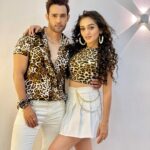 Karan Sharma Instagram - HOLAAA ☺️💃🏼 Karan and I collaborated for his first YouTube dance video and we can’t wait for you to see it!! It’s going live today at 6pm on his YouTube channel ! DONT FORGET TO CHECK IT OUT😍 #dance #dancecover #arabickutthu #reevaan #karansharma #tanyasharma #arabic